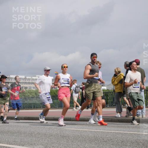 29.06.2025 - hella hamburg halbmarathon Luisa Fischer http://msf.ph/oto/8505708 29.06.2025 10:18:32 Kennedybrücke 5722, 13386, 12, 1381, 1895, 9847, 4007, 2494, 2720, 2989, 3417, 4007, 4466, 6376, 6576, 9556, 9847, 10108 meine-sportfotos.de