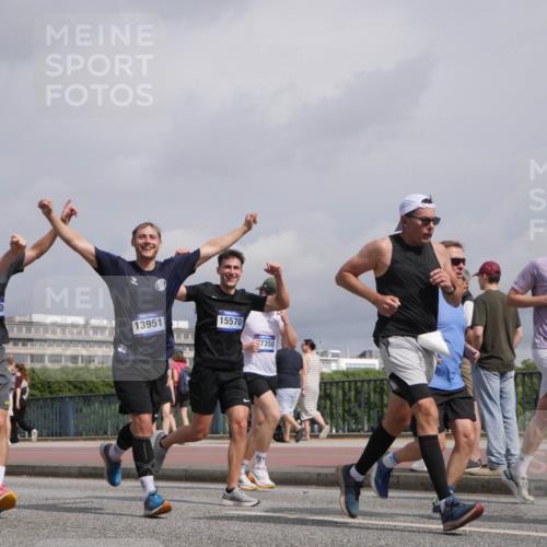 29.06.2025 - hella hamburg halbmarathon Luisa Fischer http://msf.ph/oto/8505771 29.06.2025 10:18:38 Kennedybrücke 5988, 15710, 13951, 15570, 7350, 2720, 1440, 2140, 2720, 2989, 3417, 6576, 7941, 7942, 8885, 9192, 9556, 10108 meine-sportfotos.de