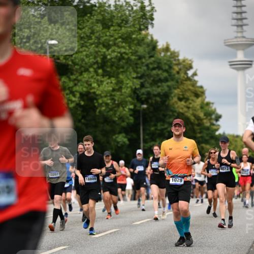 29.06.2025 - hella hamburg halbmarathon Dr. Thomas Lammeyer http://msf.ph/oto/8505775 29.06.2025 10:27:24 Kennedybrücke 1029, 1187, 1362, 1372, 1853, 2022, 2294, 2514, 3003, 3013, 3029, 3769, 4728, 4793, 4969, 5223, 5629, 5798, 5838, 6578, 6747, 6784, 6785, 7266, 7891, 7919, 8355, 8687, 8688, 8715, 9133, 9256, 9301, 9512, 9913, 10088 meine-sportfotos.de