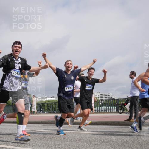 29.06.2025 - hella hamburg halbmarathon Luisa Fischer http://msf.ph/oto/8505782 29.06.2025 10:18:39 Kennedybrücke 14452, 1598, 15710, 13951, 15570, 1440, 2140, 2720, 2989, 6576, 7941, 7942, 8885, 9192, 9556, 10108, 10608 meine-sportfotos.de