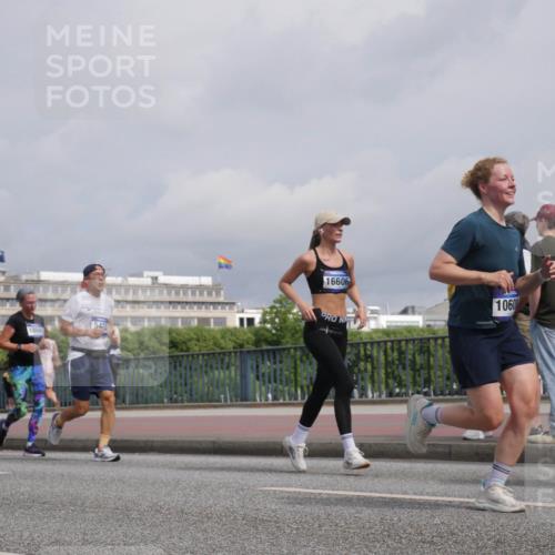 29.06.2025 - hella hamburg halbmarathon Luisa Fischer http://msf.ph/oto/8505860 29.06.2025 10:18:50 Kennedybrücke 11818, 18641, 5423, 16606, 1060, 1651, 2076, 2835, 3167, 5046, 5423, 7897, 9192, 9307, 10608 meine-sportfotos.de