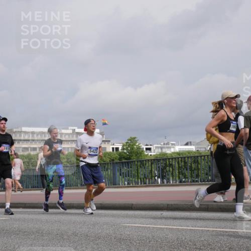 29.06.2025 - hella hamburg halbmarathon Luisa Fischer http://msf.ph/oto/8505865 29.06.2025 10:18:50 Kennedybrücke 181, 5423, 1660, 1651, 2076, 2835, 3167, 5046, 5423, 7897, 9192, 9307, 10608 meine-sportfotos.de