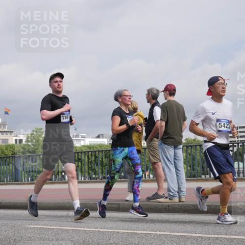 29.06.2025 - hella hamburg halbmarathon Luisa Fischer http://msf.ph/oto/8505879 29.06.2025 10:18:52 Kennedybrücke 1181, 1, 5423, 1651, 2076, 2835, 3167, 5046, 5423, 7897, 8746, 9307, 10608 meine-sportfotos.de