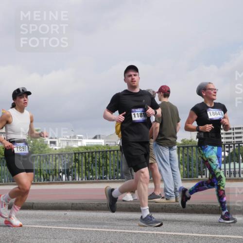 29.06.2025 - hella hamburg halbmarathon Luisa Fischer http://msf.ph/oto/8505882 29.06.2025 10:18:52 Kennedybrücke 7897, 11818, 18641, 1651, 2076, 2835, 3167, 5046, 5423, 7897, 8746, 9307, 10608 meine-sportfotos.de