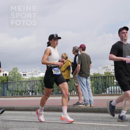 29.06.2025 - hella hamburg halbmarathon Luisa Fischer http://msf.ph/oto/8505886 29.06.2025 10:18:53 Kennedybrücke 3167, 7897, 1651, 2076, 2835, 3167, 4828, 5046, 5423, 7897, 8746, 9307, 9881 meine-sportfotos.de