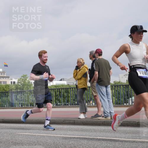 29.06.2025 - hella hamburg halbmarathon Luisa Fischer http://msf.ph/oto/8505893 29.06.2025 10:18:53 Kennedybrücke 3769, 7897, 1651, 2076, 2835, 3167, 4828, 5046, 5423, 7897, 8746, 9307, 9881 meine-sportfotos.de