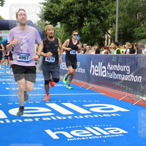 29.06.2025 - hella hamburg halbmarathon Strokosch-Dieckow http://msf.ph/oto/8505967 29.06.2025 10:51:07 Ziel 1366, 1630, 4077, 4404, 4816, 4967, 5600, 6027, 8117, 8261, 8508, 8704, 10508, 10603, 10868, 11512, 11625, 11733, 13008, 13073, 14125, 15480, 17221, 17384, 17530, 17823, 18066 meine-sportfotos.de