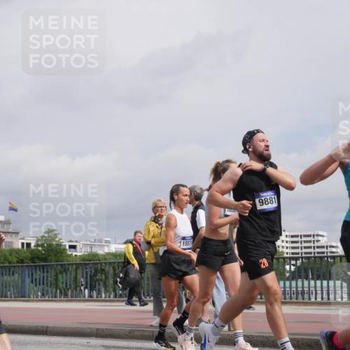 29.06.2025 - hella hamburg halbmarathon Luisa Fischer http://msf.ph/oto/8506002 29.06.2025 10:19:03 Kennedybrücke 8057, 08, 15571, 9881, 8746, 28, 1212, 1308, 1651, 2071, 2436, 2601, 4828, 5046, 8057, 8169, 8274, 8746, 9784, 9881, 10844 meine-sportfotos.de