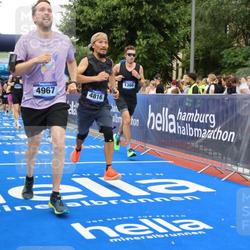 29.06.2025 - hella hamburg halbmarathon Strokosch-Dieckow http://msf.ph/oto/8506003 29.06.2025 10:51:08 Ziel 1366, 1461, 1630, 4077, 4404, 4816, 4967, 5600, 6027, 8117, 8261, 8508, 8704, 8930, 9476, 10508, 10603, 10868, 11512, 11625, 11733, 13008, 13073, 15480, 17384, 17530, 17823, 18066 meine-sportfotos.de