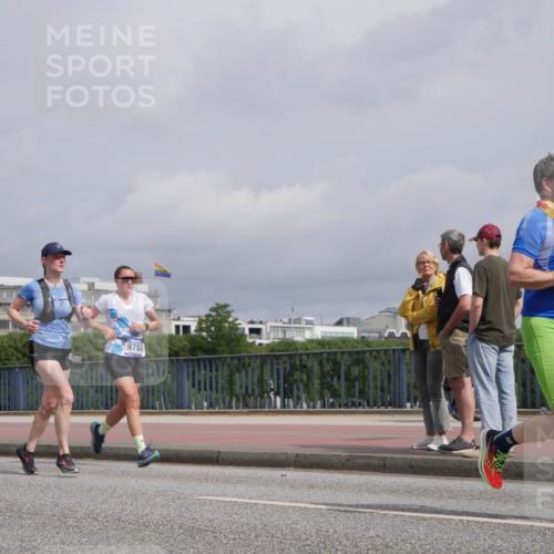29.06.2025 - hella hamburg halbmarathon Luisa Fischer http://msf.ph/oto/8506018 29.06.2025 10:19:05 Kennedybrücke 9784, 260, 1212, 1308, 2071, 2436, 2601, 4583, 4828, 8057, 8169, 8274, 8554, 8746, 9601, 9784, 9881, 10844 meine-sportfotos.de