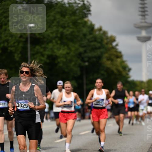 29.06.2025 - hella hamburg halbmarathon Dr. Thomas Lammeyer http://msf.ph/oto/8506034 29.06.2025 10:27:32 Kennedybrücke 1029, 1187, 1362, 1372, 1853, 2294, 2925, 3013, 3029, 4728, 4793, 5223, 5343, 5798, 6578, 7266, 7919, 8687, 8688, 9133, 9301, 9512, 9913, 10088 meine-sportfotos.de