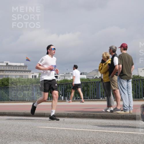 29.06.2025 - hella hamburg halbmarathon Luisa Fischer http://msf.ph/oto/8506050 29.06.2025 10:19:09 Kennedybrücke 1212, 2071, 2436, 4583, 8057, 8169, 8274, 8554, 9601, 9784, 10292, 10844 meine-sportfotos.de