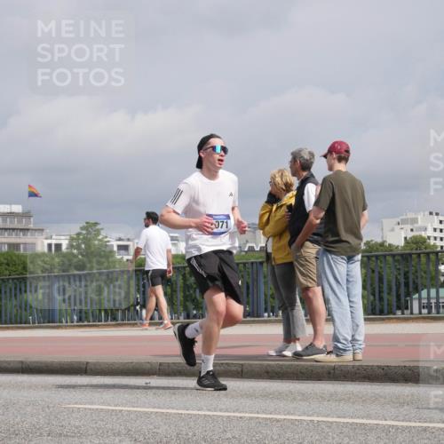 29.06.2025 - hella hamburg halbmarathon Luisa Fischer http://msf.ph/oto/8506054 29.06.2025 10:19:09 Kennedybrücke 071, 1212, 2071, 2436, 4583, 8057, 8169, 8274, 8554, 9601, 9784, 10292, 10844 meine-sportfotos.de