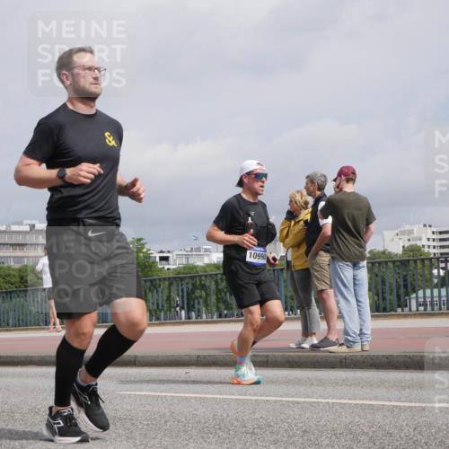29.06.2025 - hella hamburg halbmarathon Luisa Fischer http://msf.ph/oto/8506083 29.06.2025 10:19:12 Kennedybrücke 10990, 1212, 2071, 2436, 4583, 8169, 8554, 9601, 9802, 10107, 10139, 10141, 10183, 10292, 10844 meine-sportfotos.de