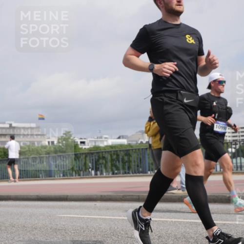 29.06.2025 - hella hamburg halbmarathon Luisa Fischer http://msf.ph/oto/8506086 29.06.2025 10:19:13 Kennedybrücke 4583, 10990, 1212, 2071, 4583, 8169, 8554, 9601, 9802, 10107, 10139, 10141, 10183, 10292, 10844 meine-sportfotos.de