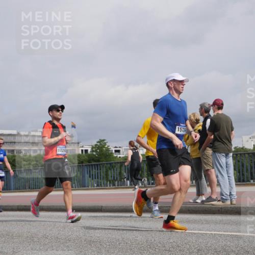 29.06.2025 - hella hamburg halbmarathon Luisa Fischer http://msf.ph/oto/8506131 29.06.2025 10:19:17 Kennedybrücke 2901, 10292, 15724, 1599, 2165, 2803, 4478, 4583, 4637, 6935, 7158, 7753, 8295, 8554, 8597, 8645, 9601, 9628, 9802, 9810, 10107, 10139, 10141, 10183, 10292 meine-sportfotos.de