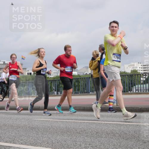 29.06.2025 - hella hamburg halbmarathon Luisa Fischer http://msf.ph/oto/8506171 29.06.2025 10:19:20 Kennedybrücke 10183, 980, 10107, 17942, 1244, 1599, 2165, 2803, 3176, 3648, 4478, 4637, 6935, 7158, 7753, 8295, 8597, 8645, 9628, 9802, 9810, 10107, 10139, 10141, 10183, 10292 meine-sportfotos.de
