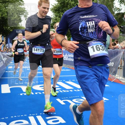 29.06.2025 - hella hamburg halbmarathon Strokosch-Dieckow http://msf.ph/oto/8506219 29.06.2025 10:51:01 Ziel 1366, 1630, 2207, 4077, 4816, 4967, 7369, 8117, 8261, 8508, 8572, 8704, 10215, 10508, 10603, 11551, 12778, 13008, 13687, 14125, 15362, 16285, 17221, 17384, 17823, 18066, 18350 meine-sportfotos.de