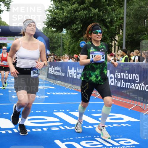 29.06.2025 - hella hamburg halbmarathon Strokosch-Dieckow http://msf.ph/oto/8506266 29.06.2025 10:50:59 Ziel 1466, 1630, 2207, 3654, 4077, 4816, 7369, 8117, 8205, 8261, 8508, 8572, 8704, 10215, 10508, 10603, 11551, 12778, 13008, 13687, 14125, 15362, 15395, 15643, 16285, 17221, 17384, 18066, 18350 meine-sportfotos.de