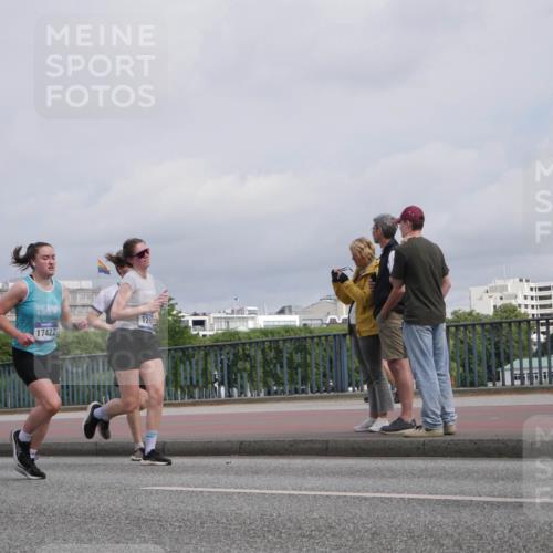 29.06.2025 - hella hamburg halbmarathon Luisa Fischer http://msf.ph/oto/8506274 29.06.2025 10:19:29 Kennedybrücke 17422, 104, 1244, 1599, 2912, 3030, 3134, 3156, 3176, 3484, 3648, 3687, 4478, 4637, 6024, 6742, 6935, 7753, 7792, 8263, 8597, 8645, 8707, 8847, 9628, 9810, 9891, 10076, 10575 meine-sportfotos.de