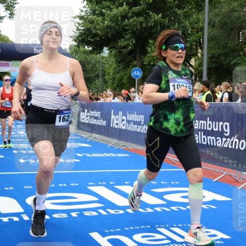 29.06.2025 - hella hamburg halbmarathon Strokosch-Dieckow http://msf.ph/oto/8506276 29.06.2025 10:50:59 Ziel 1466, 1630, 2207, 3654, 4077, 4816, 7369, 8117, 8205, 8261, 8508, 8572, 8704, 10215, 10508, 10603, 11551, 12778, 13008, 13687, 14125, 15362, 15395, 15643, 16285, 17221, 17384, 18066, 18350 meine-sportfotos.de