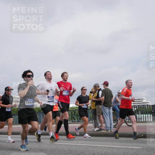 29.06.2025 - hella hamburg halbmarathon Luisa Fischer http://msf.ph/oto/8506338 29.06.2025 10:19:36 Kennedybrücke 17838, 10575, 16199, 10232, 142, 11783, 3220, 2347, 2912, 3030, 3134, 3687, 5036, 6024, 6742, 7358, 7792, 8263, 8847, 8857, 9332, 9492, 9891, 10076, 10575 meine-sportfotos.de