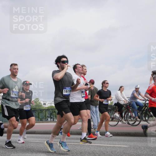 29.06.2025 - hella hamburg halbmarathon Luisa Fischer http://msf.ph/oto/8506342 29.06.2025 10:19:36 Kennedybrücke 17838, 10575, 16199, 102, 1322, 3030, 2347, 2912, 3030, 3134, 3687, 5036, 6024, 6742, 7358, 7792, 8263, 8847, 8857, 9332, 9492, 9891, 10076, 10575 meine-sportfotos.de