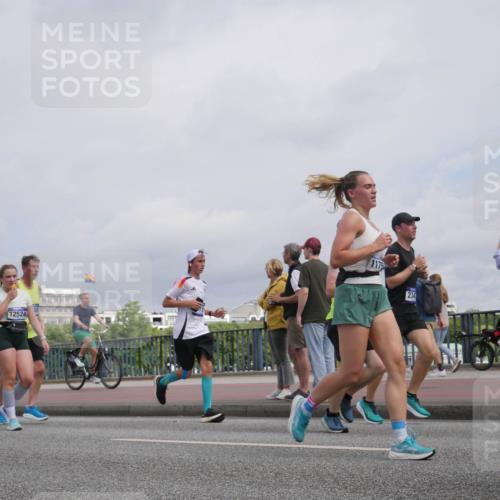 29.06.2025 - hella hamburg halbmarathon Luisa Fischer http://msf.ph/oto/8506377 29.06.2025 10:19:42 Kennedybrücke 12524, 1175, 234, 1602, 1825, 2347, 3023, 3088, 5036, 7358, 7924, 7928, 8317, 8619, 8857, 9091, 9332, 9492, 9664, 9676, 9891, 10076 meine-sportfotos.de