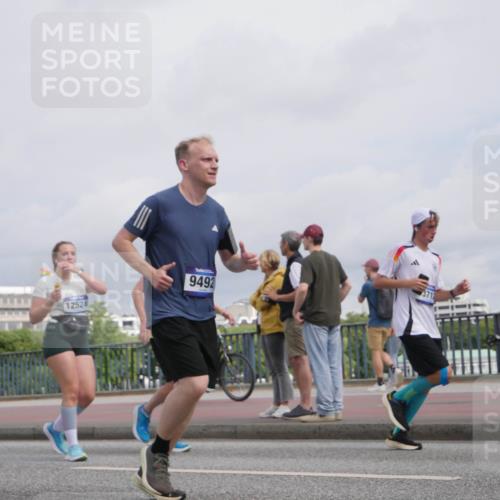 29.06.2025 - hella hamburg halbmarathon Luisa Fischer http://msf.ph/oto/8506388 29.06.2025 10:19:43 Kennedybrücke 12524, 9492, 1602, 1825, 2347, 3023, 3088, 5036, 7358, 7924, 7928, 8317, 8619, 8857, 9091, 9332, 9492, 9664, 9676 meine-sportfotos.de