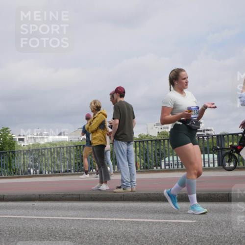 29.06.2025 - hella hamburg halbmarathon Luisa Fischer http://msf.ph/oto/8506405 29.06.2025 10:19:45 Kennedybrücke 183, 2524, 1602, 1825, 2347, 3023, 3088, 7924, 7928, 8317, 8619, 9091, 9208, 9492, 9664, 9676, 10391 meine-sportfotos.de