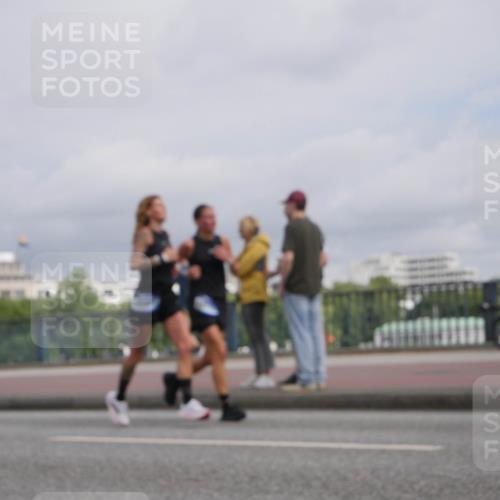 29.06.2025 - hella hamburg halbmarathon Luisa Fischer http://msf.ph/oto/8506416 29.06.2025 10:19:45 Kennedybrücke 1602, 1825, 2347, 3023, 3088, 7924, 7928, 8317, 8619, 9091, 9208, 9492, 9664, 9676, 10391 meine-sportfotos.de