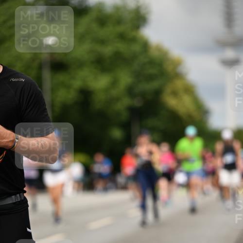 29.06.2025 - hella hamburg halbmarathon Dr. Thomas Lammeyer http://msf.ph/oto/8506447 29.06.2025 10:27:46 Kennedybrücke 1003, 1048, 1187, 1362, 1382, 2125, 2925, 3013, 3457, 4728, 5343, 7021, 7029, 7820, 8181, 8687, 8688, 8716, 9133, 9877, 9913 meine-sportfotos.de