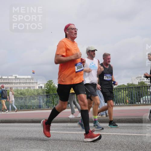 29.06.2025 - hella hamburg halbmarathon Luisa Fischer http://msf.ph/oto/8506466 29.06.2025 10:19:51 Kennedybrücke 18579, 3088, 7928, 12497, 1117, 1240, 1602, 1825, 3088, 3450, 5037, 7257, 7360, 7376, 7924, 7928, 8317, 8619, 9091, 9208, 9664, 9675, 9676, 10165, 10314, 10317, 10320, 10391 meine-sportfotos.de