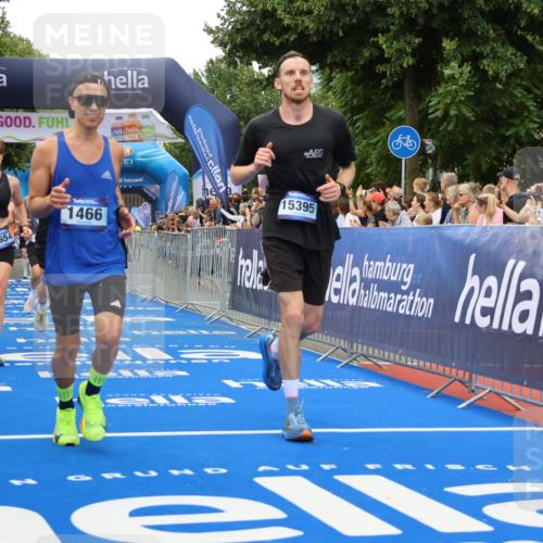 29.06.2025 - hella hamburg halbmarathon Strokosch-Dieckow http://msf.ph/oto/8506471 29.06.2025 10:50:52 Ziel 1466, 2207, 3654, 3947, 4839, 5018, 5115, 7052, 7369, 8205, 8572, 8657, 10215, 10750, 11551, 12778, 13687, 15362, 15395, 15426, 15643, 15720, 16285, 17129, 18182, 18350, 18370 meine-sportfotos.de