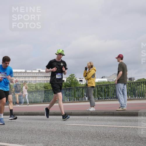 29.06.2025 - hella hamburg halbmarathon Luisa Fischer http://msf.ph/oto/8506477 29.06.2025 10:19:52 Kennedybrücke 11335, 18579, 1117, 1240, 1602, 1825, 3088, 3450, 5037, 7257, 7360, 7376, 7924, 7928, 8619, 9208, 9675, 9676, 10165, 10314, 10317, 10320, 10391 meine-sportfotos.de
