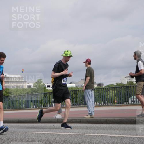 29.06.2025 - hella hamburg halbmarathon Luisa Fischer http://msf.ph/oto/8506482 29.06.2025 10:19:52 Kennedybrücke 11335, 1857, 1117, 1240, 1602, 1825, 3088, 3450, 5037, 7257, 7360, 7376, 7924, 7928, 8619, 9208, 9675, 9676, 10165, 10314, 10317, 10320, 10391 meine-sportfotos.de