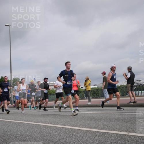 29.06.2025 - hella hamburg halbmarathon Luisa Fischer http://msf.ph/oto/8506518 29.06.2025 10:19:56 Kennedybrücke 7376, 18900, 10165, 9675, 18675, 7257, 1117, 1240, 3450, 3622, 5037, 6488, 6948, 7257, 7360, 7376, 8513, 9208, 9675, 10165, 10314, 10317, 10320, 10391 meine-sportfotos.de