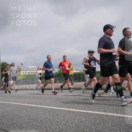 29.06.2025 - hella hamburg halbmarathon Luisa Fischer http://msf.ph/oto/8506549 29.06.2025 10:20:00 Kennedybrücke 1867, 1538, 5037, 18905, 1561, 1117, 1240, 3450, 3622, 5037, 6328, 6488, 6941, 6948, 7345, 7376, 8513, 8983, 9675, 10165, 10314, 10317, 10320 meine-sportfotos.de