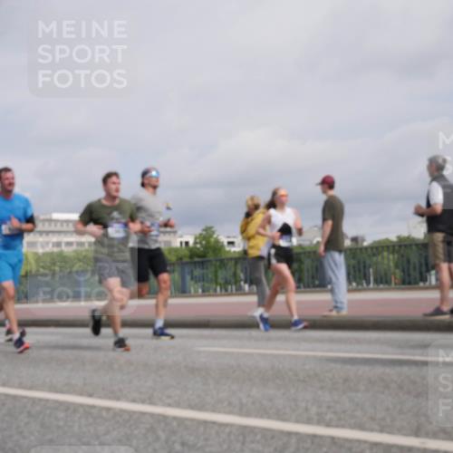 29.06.2025 - hella hamburg halbmarathon Luisa Fischer http://msf.ph/oto/8506559 29.06.2025 10:20:01 Kennedybrücke 1117, 3450, 3622, 5037, 6328, 6488, 6941, 6948, 7345, 8513, 8983, 9675, 10314, 10317, 10320, 10377 meine-sportfotos.de