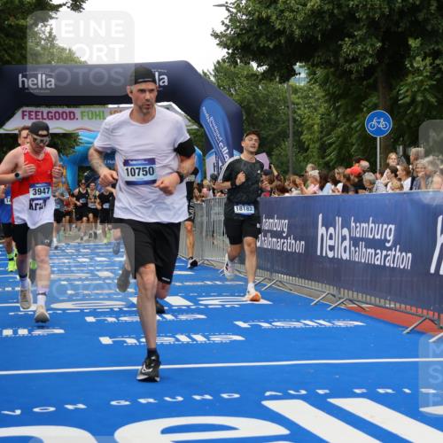 29.06.2025 - hella hamburg halbmarathon Strokosch-Dieckow http://msf.ph/oto/8506576 29.06.2025 10:50:49 Ziel 1466, 2234, 2788, 3654, 3947, 4839, 5018, 5115, 7052, 7369, 8205, 8572, 8657, 10750, 11551, 13687, 15362, 15395, 15426, 15643, 15720, 17129, 17908, 18182, 18229, 18370 meine-sportfotos.de