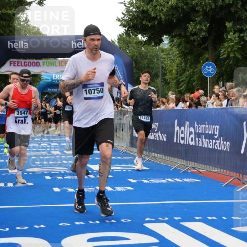 29.06.2025 - hella hamburg halbmarathon Strokosch-Dieckow http://msf.ph/oto/8506602 29.06.2025 10:50:49 Ziel 1466, 2234, 2788, 3654, 3947, 4839, 5018, 5115, 7052, 7369, 8205, 8572, 8657, 10750, 11551, 13687, 15362, 15395, 15426, 15643, 15720, 17129, 17908, 18182, 18229, 18370 meine-sportfotos.de