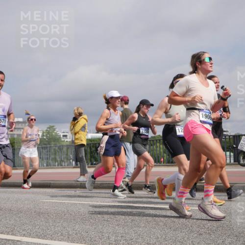29.06.2025 - hella hamburg halbmarathon Luisa Fischer http://msf.ph/oto/8506652 29.06.2025 10:20:09 Kennedybrücke 1906, 8571, 1403, 5390, 6126, 6128, 6328, 6488, 6522, 6941, 7114, 7115, 7345, 8895, 8983, 9259, 10377, 10592, 10735 meine-sportfotos.de