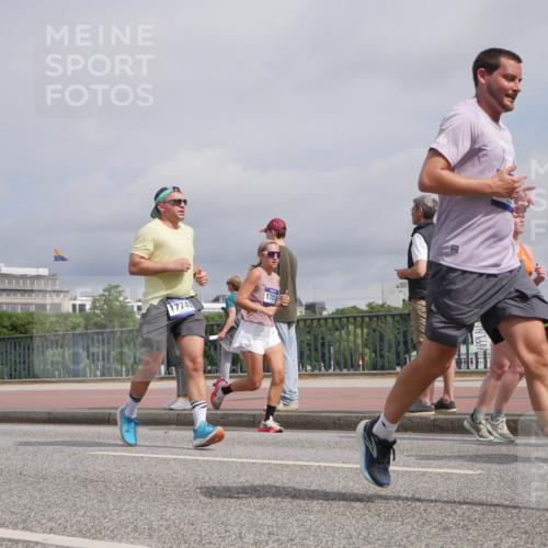 29.06.2025 - hella hamburg halbmarathon Luisa Fischer http://msf.ph/oto/8506662 29.06.2025 10:20:10 Kennedybrücke 1553, 17741, 17010, 1403, 2908, 5390, 5995, 6126, 6128, 6328, 6522, 6941, 7114, 7115, 7345, 8895, 8983, 9259, 10377, 10592, 10735 meine-sportfotos.de