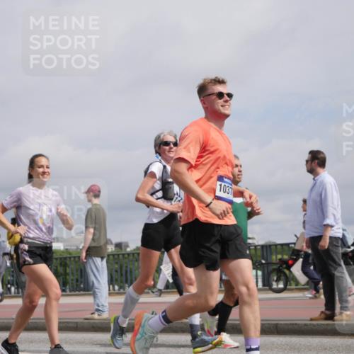 29.06.2025 - hella hamburg halbmarathon Luisa Fischer http://msf.ph/oto/8506685 29.06.2025 10:20:12 Kennedybrücke 1037, 1137, 1403, 2908, 5390, 5995, 6126, 6128, 6328, 6522, 7114, 7115, 8895, 8983, 9259, 10377, 10592, 10735 meine-sportfotos.de