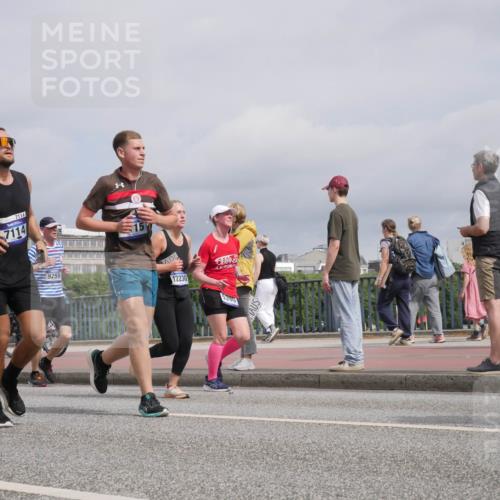 29.06.2025 - hella hamburg halbmarathon Luisa Fischer http://msf.ph/oto/8506718 29.06.2025 10:20:15 Kennedybrücke 7114, 7114, 9259, 12230, 5390, 1137, 1403, 2225, 2860, 2908, 5390, 5995, 6126, 6128, 6522, 7114, 7115, 7291, 8253, 8558, 8895, 9259, 9647, 10592, 10735 meine-sportfotos.de