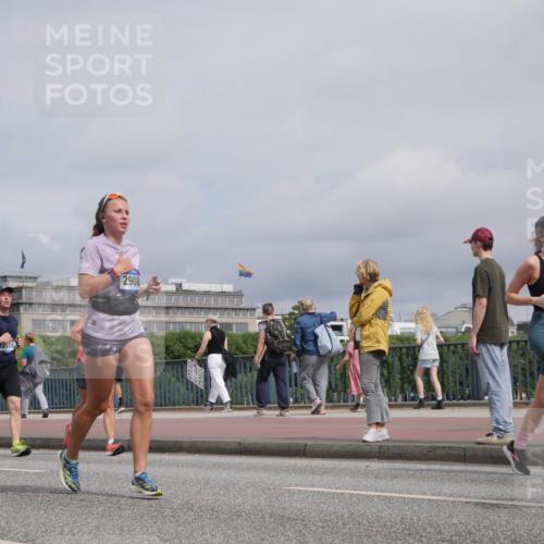 29.06.2025 - hella hamburg halbmarathon Luisa Fischer http://msf.ph/oto/8506756 29.06.2025 10:20:20 Kennedybrücke 5, 12100, 2908, 12166, 1083, 1137, 2225, 2860, 2908, 3210, 3466, 5995, 6126, 6128, 6520, 6522, 6786, 7291, 8253, 8309, 8558, 8895, 9259, 9647, 10592 meine-sportfotos.de