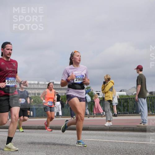 29.06.2025 - hella hamburg halbmarathon Luisa Fischer http://msf.ph/oto/8506759 29.06.2025 10:20:20 Kennedybrücke 5995, 2908, 15293, 9647, 100, 1137, 1083, 1137, 2225, 2860, 2908, 3210, 3466, 5995, 6126, 6128, 6520, 6522, 6786, 7291, 8253, 8309, 8558, 8895, 9259, 9647, 10592 meine-sportfotos.de
