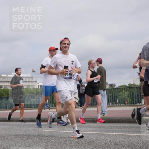 29.06.2025 - hella hamburg halbmarathon Luisa Fischer http://msf.ph/oto/8506887 29.06.2025 10:20:36 Kennedybrücke 17083, 460, 433, 485, 10620, 1156, 1204, 1795, 2259, 3802, 3803, 4852, 5929, 5930, 6254, 6336, 6352, 7011, 7945, 8210, 8351, 8433, 9400, 9848, 10460, 10620 meine-sportfotos.de