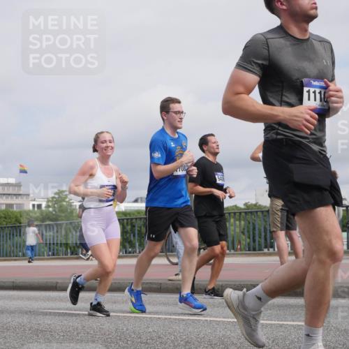 29.06.2025 - hella hamburg halbmarathon Luisa Fischer http://msf.ph/oto/8506900 29.06.2025 10:20:37 Kennedybrücke 708, 940, 1110, 1156, 1204, 1795, 2259, 3802, 3803, 4218, 4852, 5930, 6254, 6336, 6352, 7011, 7945, 8210, 8351, 8433, 9400, 9848, 10460, 10620 meine-sportfotos.de