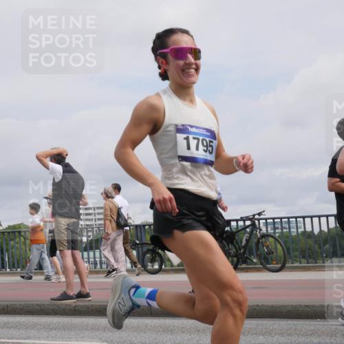 29.06.2025 - hella hamburg halbmarathon Luisa Fischer http://msf.ph/oto/8506913 29.06.2025 10:20:39 Kennedybrücke 1795, 1156, 1204, 1795, 2259, 4218, 4852, 6254, 6336, 6352, 7011, 7258, 8351, 8433, 9400, 9848, 10460 meine-sportfotos.de